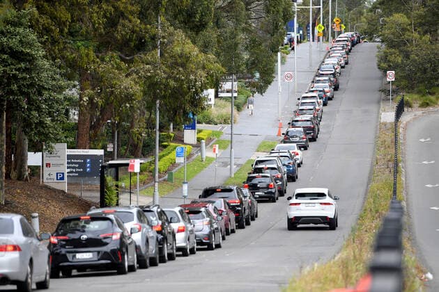 NSW CORONAVIRUS COVID19, Long queues are seen as people wait to recieve a Covid test at a drive through testing facility at Macquarie Park, in Sydney, Wednesday, December 22, 2021. ( NO ARCHIVING, EDITORIAL USE ONLY, NO USE IN BOOKS WITHOUT CONSENT SYDNEY NSW AUSTRALIA  Copyright: xDANxHIMBRECHTSx 20211222001608300151