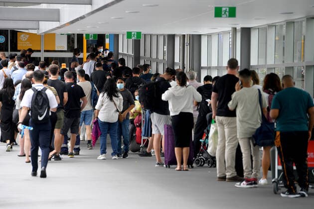 NSW CORONAVIRUS COVID19, Travellers queue for screening outside the departures terminal at Sydney International Aiport, in Sydney, Wednesday, December 22, 2021. ( NO ARCHIVING, EDITORIAL USE ONLY, NO USE IN BOOKS WITHOUT CONSENT SYDNEY NSW AUSTRALIA  Copyright: xDANxHIMBRECHTSx 20211222001608331318