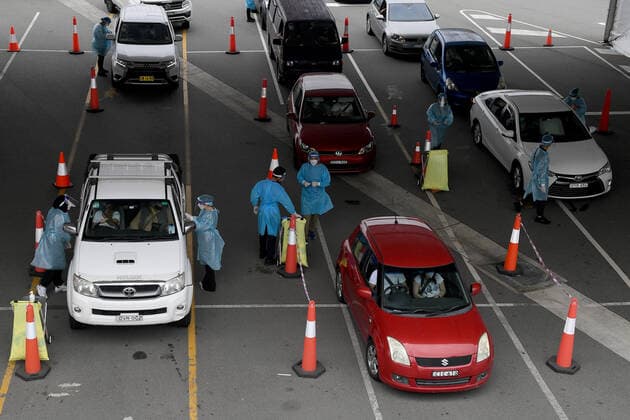 NSW CORONAVIRUS COVID19, Cars queue as people wait to recieve a Covid test at a drive through testing facility at Sydney International Aiport, in Sydney, Wednesday, December 22, 2021. ( NO ARCHIVING, EDITORIAL USE ONLY, NO USE IN BOOKS WITHOUT CONSENT SYDNEY NSW AUSTRALIA  Copyright: xDANxHIMBRECHTSx 20211222001608331569