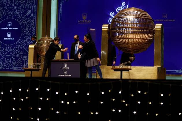 Children from San Ildefonso school are seen during El Gordo traditional Spanish Christmas Lottery draw held in the Royal Theater in Madrid, Spain, 22 December 2021. The traditional Spanish Christmas Lottery El Gordo (The Fat One) will share out a total of 2.38 billion euros that will be divided in 15,304 prizes. The main prizes per ticket are, 400,000 euros for the first prize; 125,000 for the second; 50,000 for the third; 20,000 for the fourth; and 6,000 for the fifth. The big drum contains a total of 100,000 wooden balls with the lottery numbers, where the small one contains a total of 1,807 wooden balls with the prizes quantities. El Gordo traditional Spanish Christmas Lottery draw !ACHTUNG: NUR REDAKTIONELLE NUTZUNG!  Copyright: xJUANxCARLOSxHIDALGOx GRAF1033 20211222-4c0dcfa08e11f8ce11955cbf760e15cd6209a9bc
