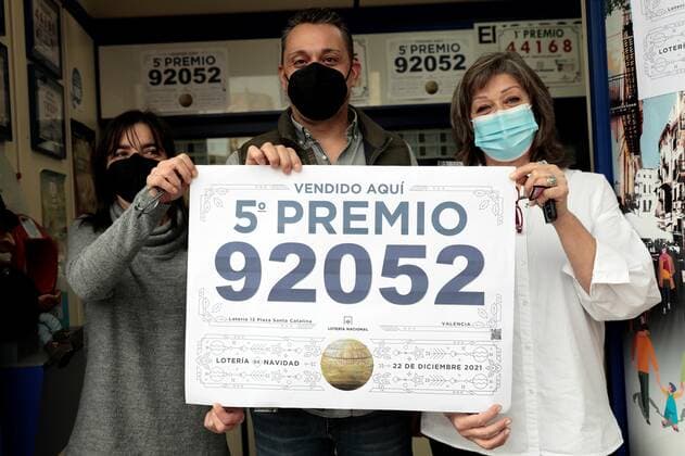 Workers of a lottery administration celebrate the number 92052, winner of one of the fifth prizes of El Gordo traditional Spanish Christmas Lottery draw in Valencia, Spain, 22 December 2021. The traditional Spanish Christmas Lottery El Gordo (The Fat One) will share out a total of 2.38 billion euros that will be divided in 15,304 prizes. The main prizes per ticket are, 400,000 euros for the first prize; 125,000 for the second; 50,000 for the third; 20,000 for the fourth; and 6,000 for the fifth. The big drum contains a total of 100,000 wooden balls with the lottery numbers, where the small one contains a total of 1,807 wooden balls with the prizes quantities. El Gordo traditional Spanish Christmas Lottery draw !ACHTUNG: NUR REDAKTIONELL  Copyright: xAnaxEscobarx GRAFCVA1710 20211222-973ac793cc4b1f06817ff9f32cb5299013dbb918