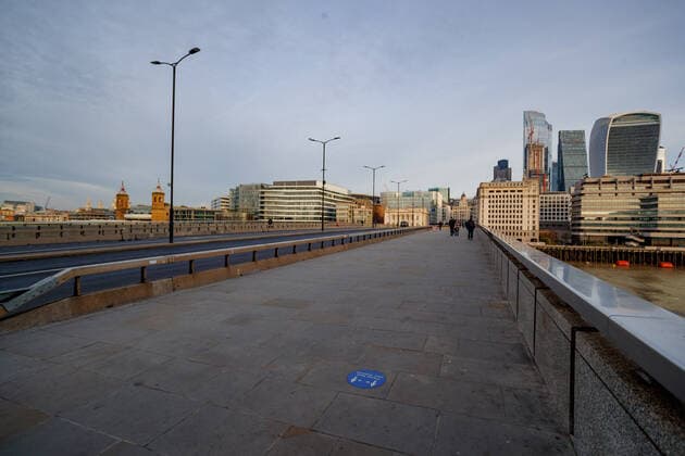 News Bilder des Tages A general overview shows the nearly empty London Bridge pedestrian walkways in central London on Wednesday, Dec 22, 2021. Official figures show that confirmed cases announced on Tuesday and on the previous five days for the capital have been between 20,491 and 26,608, with the three most recent days lower than the first three. Tuesday was the lowest at 20,491. (VX Photo Vudi Xhymshiti), Omicron Outbreak London Central England United Kingdom  , Copyright: xVudixXhymshitix