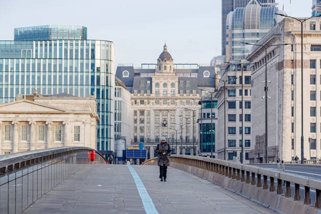 A general overview shows the nearly empty London Bridge pedestrian walkways in central London on Wednesday, Dec 22, 2021. Official figures show that confirmed cases announced on Tuesday and on the previous five days for the capital have been between 20,491 and 26,608, with the three most recent days lower than the first three. Tuesday was the lowest at 20,491. (VX Photo Vudi Xhymshiti), Omicron Outbreak London Central England United Kingdom  , Copyright: xVudixXhymshitix