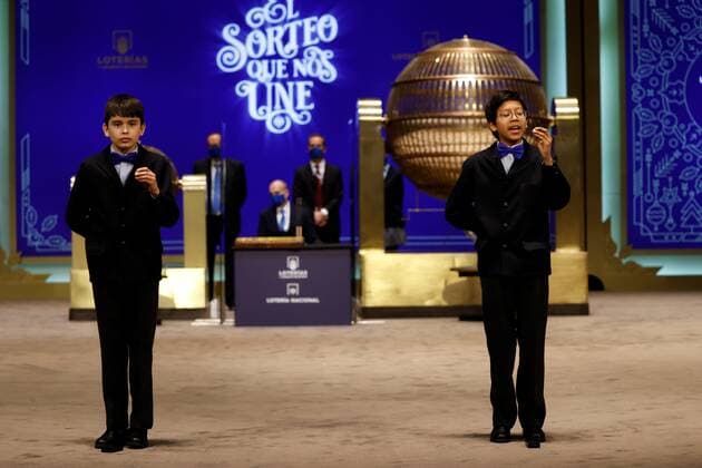 Students from San Ildefonso school call out one of the fourth prizes during El Gordo traditional Spanish Christmas Lottery draw held in the Royal Theater in Madrid, Spain, 22 December 2021. The traditional Spanish Christmas Lottery El Gordo (The Fat One) will share out a total of 2.38 billion euros that will be divided in 15,304 prizes. The main prizes per ticket are, 400,000 euros for the first prize; 125,000 for the second; 50,000 for the third; 20,000 for the fourth; and 6,000 for the fifth. The big drum contains a total of 100,000 wooden balls with the lottery numbers, where the small one contains a total of 1,807 wooden balls with the prizes quantities. El Gordo traditional Spanish Christmas Lottery draw !ACHTUNG: NUR REDAKTIONELLE  Copyright: xJUANxCARLOSxHIDALGOx GRAF1166 20211222-b19fda9c5a142ef35792a4a8687e453a9ac3a557