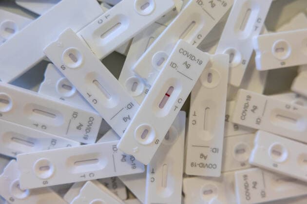 Tuebingen Tuebingen, CovPass-App mit Schnelltest, 20.12.2021 Symbolbild, Smartphone mit geöffnetem Digitalen Impfausweis neben Schnelltest zur Feststellung einer Covid-19 Infektion. Copyright: xDennisxDuddek xEibnerxPressefotox EP_DDK