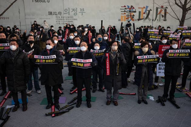 Protest Over COVID-19 Related Restrictions On Self-employed Hundreds of self-employed hold placards slogans during a rally against the government s social distancing rules near the Central Government Complex on December 22, 2021 in Seoul, South Korea. They call curfews for restaurants, cafes, gyms, internet cafes, and other strict COVID-19 restrictions to be withdrawn. Seoul South Korea  Copyright: xChrisxJungx originalFilename: jung-protesto211222_npC17.jpg