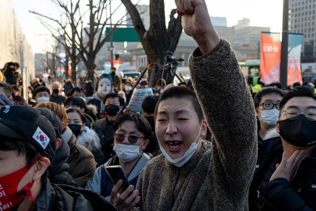 Protest Over COVID-19 Related Restrictions On Self-employed Hundreds of self-employed shout slogans during a rally against the government s social distancing rules near the Central Government Complex on December 22, 2021 in Seoul, South Korea. They call curfews for restaurants, cafes, gyms, internet cafes, and other strict COVID-19 restrictions to be withdrawn. Seoul South Korea  Copyright: xChrisxJungx originalFilename: jung-protesto211222_npjra.jpg