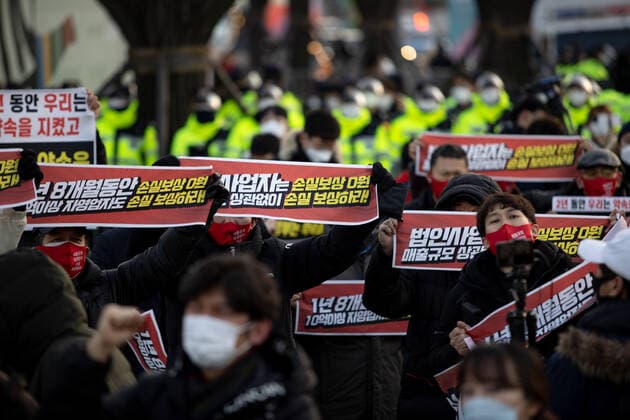 Protest Over COVID-19 Related Restrictions On Self-employed Hundreds of self-employed hold placards slogans during a rally against the government s social distancing rules near the Central Government Complex on December 22, 2021 in Seoul, South Korea. They call curfews for restaurants, cafes, gyms, internet cafes, and other strict COVID-19 restrictions to be withdrawn. Seoul South Korea  Copyright: xChrisxJungx originalFilename: jung-protesto211222_nps4C.jpg