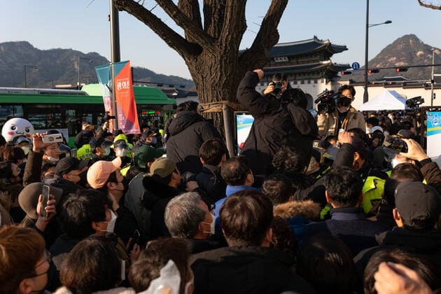 Protest Over COVID-19 Related Restrictions On Self-employed Hundreds of self-employed shout slogans during a rally against the government s social distancing rules near the Central Government Complex on December 22, 2021 in Seoul, South Korea. They call curfews for restaurants, cafes, gyms, internet cafes, and other strict COVID-19 restrictions to be withdrawn. Seoul South Korea  Copyright: xChrisxJungx originalFilename: jung-protesto211222_np1PH.jpg