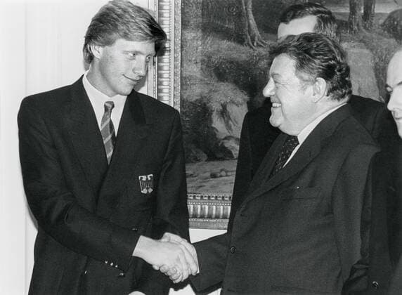Boris Becker, Franz Josef Strauss, München, 1985 DEU, Deutschland, München. 16.12.1985, Boris Becker, geb. 1967, wird nach seinem ersten Wimbledon-Sieg 1985 von Franz Josef Strauss (1915-1988), bayerischer Ministerpräsident, in der Staatskanzlei empfangen, Händedruck, Gratulation, Wimbledonsieger, Tennis, 1980er, 80er Jahre, Achtziger Jahre, Geschichte, historisch, *** Boris Becker, Franz Josef Strauss, Munich, 1985 DEU, Germany, Munich 16 12 1985, Boris Becker, born 1967, is received by Franz Josef Strauss 1915 1988 , Bavarian Prime Minister, in the State Chancellery after his first Wimbledon victory in 1985, handshake, congratulations, Wimbledon winner, tennis, 1980s, 80s, Eighties, history, historical,