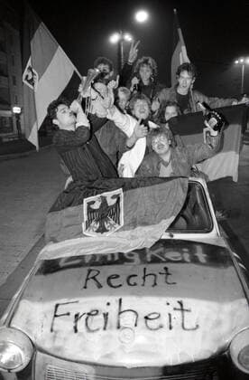 Deutsche Wiedervereinigung, Menschen feiern in Dresden, 3. Oktober 1990 DEU, Deutschland, Dresden, 3. Oktober 1990, junge (Ex-) DDR-Bürger feiern ausgelassen die deutsche Wiedervereinigung, Deutsche Einheit, fahren mit ihrem Trabbi durch die Dresdener Innenstadt, nach Mitternacht, Nacht, nachts, Nacht vom 2. auf den 3. Oktober, ca. 2 Uhr früh, schwenken bundesdeutsche Fahnen, jubeln, Jubel, Motorhaube neu lackiert in Schwarz-Rot-Gold, Aufschrift, Einigkeit, Recht, Freiheit, Auto voellig überfüllt, Bundesbürger, Einheitsfeier, Ende, DDR, Freude, freuen, Feier, Menschen, Oktober, Politik, Geschichte, Zeitgeschichte, 03.10.1990, 1990, Geschichte, 1990er, 90er Jahre, Neunziger Jahre, historisch,