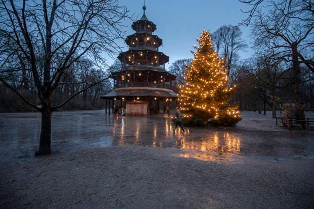 Chinesischer Turm bei Regen, Weihnachtsbaum in der Dämmerung, München, 4. Dezember 2021 DEU, Deutschland, München, 4. Dezember 2021, Chinesischer Turm, Regen, Winterwetter, Weihnachtsbaum leuchtet in der Dämmerung, Blaue Stunde, Biergarten am Chinesischen Turm geschlossen, um angesichts der hohen Corona-Inzidenzen zu helfen, die Coronawelle zu brechen, Samstagnachmittag, Spaziergänger haben sich untergestellt, 7-Tage Inzidenz in München aktuell über 400, draussen, vierte Coronawelle, Krise, Coronakrise, Pandemie, COVID-19, Winter, Pandemie, Dezember, 2021, Bayern, bayerisch, Querformat, *** Chinese Tower in rain, Christmas tree lights up at dusk, Munich, 4 December 2021 DEU, Germany, Munich, 4 December 2021, Chinese Tower, rain, wint