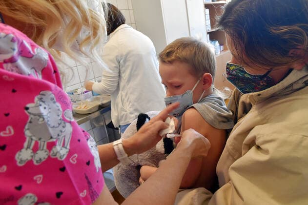 Vaccination against COVID-19 for children aged 5-11 years began at the vaccination center in Kadan, Czech Republic, on December 22, 2021. (CTKxPhoto SlavomirxKubes) CTKPhotoP2021122204146  KBS_01