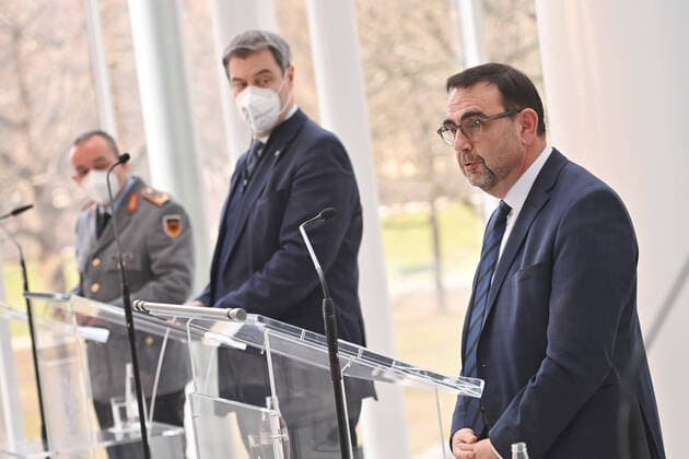 v.li:Leiter des Corona-Krisenstabs im Bundeskanzleramt Generalmajor Carsten Breuer, Markus SOEDER (Ministerpraesident Bayern und CSU Vorsitzender), Klaus HOLETSCHEK (CSU,Gesundheitsminister Bayern). Pressestatement der Bayerischen Staatsregierung zu Corona am 22.12.2021 in der Orangerie der Staatskanzlei in Muenchen.
