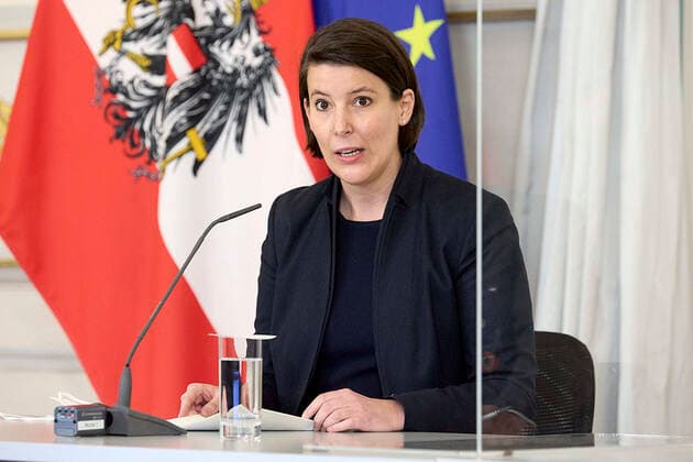 - Wien 22.12.2021- Corona-Krise - Heute am Vormittag fand im Bundeskanzleramt Beratungen der Bundesregierung mit den Landeshauptleuten und der gesamtstaatlichen COVID-Krisenkoordination (GECKO) statt. Im Anschluss gab es eine Pressekonferenz. PHOTO: Chief Medical Officer Katharina Reich während der PK. Vienna (AUSTRIA) Covid crisis - This morning the Federal Government held consultations with the Governors and the state COVID Crisis Coordination (GECKO) in the Federal Chancellery. Afterwards there was a press conference. Beratungen zu Omikron Corona Variante