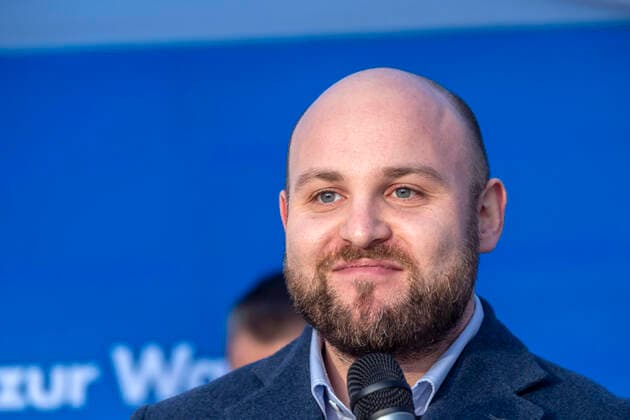 Geimeinsam für die Freiheit und gegen Impfplicht. Rund 600 Teillnehmer auf einer Demonstration der AfD auf dem Schillerplatz in Göppingen. Markus Frohnmaier (AfD, MdB). Deutschland, Baden-Württemberg, Göppingen, 18.12.2021 *** United for freedom and against compulsory vaccination Around 600 participants at a demonstration of the AfD on the Schillerplatz in Göppingen Markus Frohnmaier AfD, MdB Germany, Baden Württemberg, Göppingen, 18 12 2021