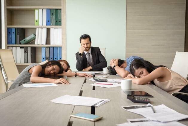  tired exhausted young business man and woman sleeping in office model released, Symbolfoto, 21.09.2021, Copyright: xpichetwx Panthermedia23216305