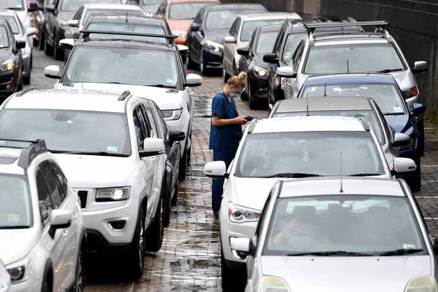NSW CORONAVIRUS COVID19, Car queue as people wait to recieve a Covid test at a drive through testing facilty at Bondi beach, in Sydney, Thursday, December 23, 2021. NSW has broken another daily record for COVID-19 case numbers as Omicron takes hold, with hospitalisation figures nearly doubling in a week. ( NO ARCHIVING, EDITORIAL USE ONLY, NO USE IN BOOKS WITHOUT CONSENT SYDNEY NSW AUSTRALIA  Copyright: xDANxHIMBRECHTSx 20211223001608579142