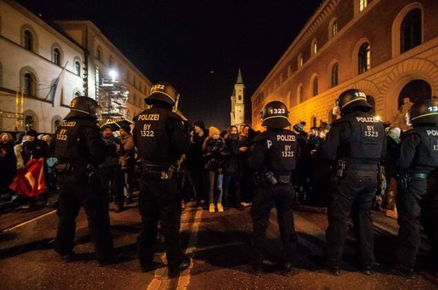 News Themen der Woche KW51 News Bilder des Tages December 22, 2021, Munich, Bavaria, Germany: After cancelling their demo at Theresienwiese, anti-vaxxers, neonazis, Reichsbuerger, Identitaere, Junge Alternative, anti-maskers, Bozkurts (Gray Wolves), and others assembled in the thousands to first intimidate at an anti-conspiracy demo, but then occupied Leopoldstr. and broke through police lines that appeared designed to fail repeatedly as the rebels eventually marched through the city. Munich Germany - ZUMAb160 20211222_zbp_b160_010 Copyright: xSachellexBabbarx