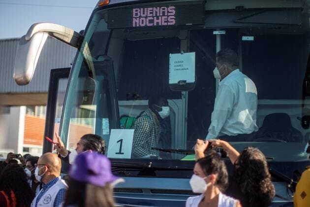 Members of the caravan of Central American migrants board the buses that will take them to cities in the north of the country today, in Mexico City, Mexico 22 December 2021. The Government of Mexico announced this Wednesday that so far it has granted 100 visitor cards for humanitarian reasons to migrants who arrived in a caravan to Mexico City and who are now leaving for other parts of the country to await the resolution of their procedures. Government of Mexico grants 100 visas for humanitarian reasons to migrants !ACHTUNG: NUR REDAKTIONELLE NUTZUNG!  Copyright: xMadlaxHartzx MEX1498 20211223-34268240664e887086e0124734c1c8114112e306