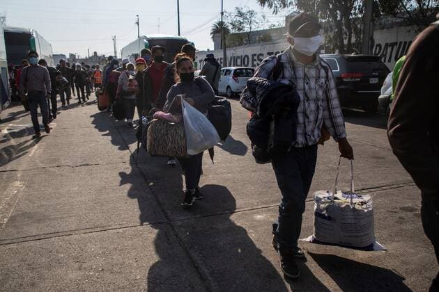 News Bilder des Tages Members of the caravan of Central American migrants wait to board the buses that will take them to cities in the north of the country today, in Mexico City, Mexico 22 December 2021. The Government of Mexico announced this Wednesday that so far it has granted 100 visitor cards for humanitarian reasons to migrants who arrived in a caravan to Mexico City and who are now leaving for other parts of the country to await the resolution of their procedures. Government of Mexico grants 100 visas for humanitarian reasons to migrants !ACHTUNG: NUR REDAKTIONELLE NUTZUNG!  Copyright: xMadlaxHartzx MEX1488 20211223-b5593cde319013529870343afc12f63b3fa3d2f7