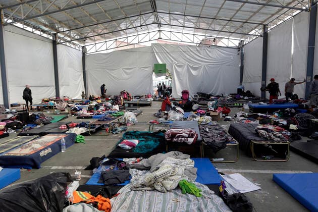 Migrants Continue Their Journel to Northern Mexico MEXICO CITY, MEXICO - DECEMBER 22, 2021: Central American migrants leave the Pilgrim s House after 10 days, say goodbye to their colleagues and friends before continuing their journey to the north of the country looking for job opportunities. On December 22, 2021 in Mexico City, Mexico. (Photo by Luis Barron Eyepix Group) Copyright: xLuisxBarronx xEyepixxGroupx EYEPIXGROUP_LB_22122021_21833