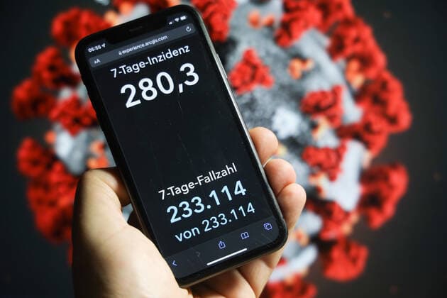 News Bilder des Tages Coronavirus in Deutschland - Covid-19-Dashboard des Robert Koch-Institut 23.12.2021: Robert Koch-Institut: 7-Tage-Inzidenz 280,3. 7-Tage-Fallzahl 233.114. COVID-19-Fälle 6.923.636. Zugang um 44.927 gegenüber dem Vortag. COVID-19-Todesfälle 109.749. Zugang um 425 gegenüber dem Vortag.