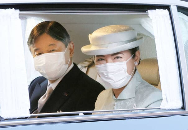 Entertainment Themen der Woche KW51 Entertainment Bilder des Tages Former Japanese emperor s 88th birthday Japanese Emperor Naruhito and Empress Masako arrive at the temporary home of former Emperor Akihito and former Empress Michiko in Tokyo s Takanawa area on Dec. 23, 2021, to celebrate the former emperor s 88th birthday. (Pool photo)  A14AA0001174895P