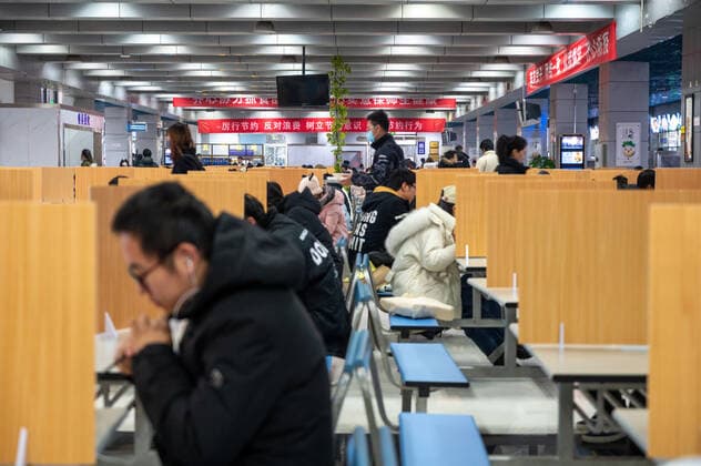 XI AN, CHINA - DECEMBER 23: Students have meals separately on the tables with partitions at a dining hall in Northwestern Polytechnical University amid the COVID-19 pandemic on December 23, 2021 in Xi an, Shaanxi Province of China.  Copyright: xVCGx CFP111362787143