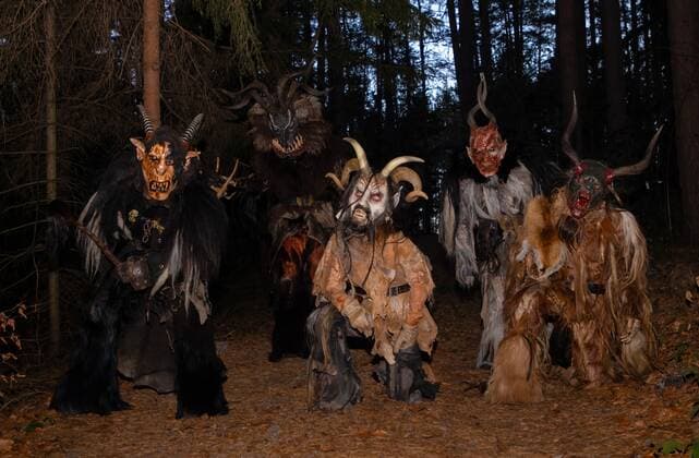 Austria Christmas Season Traditions 6728304 22.12.2021 Participants wearing traditional Krampus costumes and masks perform during a Krampus run in Austria. Stringer Sputnik Austria  Copyright: xStringerx