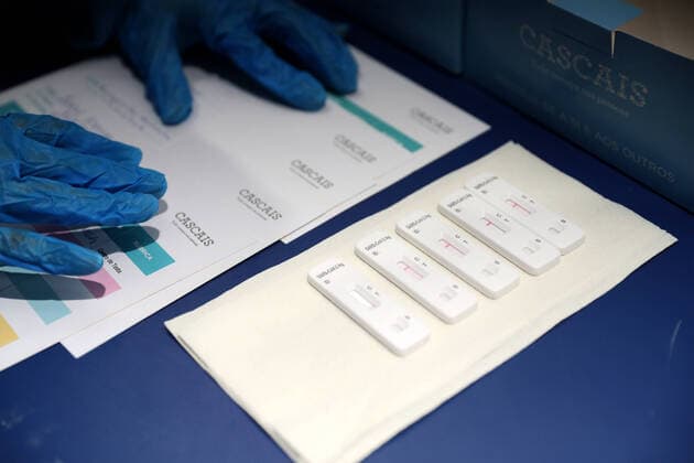 Demand for COVID-19 testing increases in Portugal as case numbers rise ahead of the Christmas Festivities COVID-19 test sticks are seen at a COVID-19 testing center in Cascais, Portugal, on December 22, 2021. As the number of COVID-19 cases keeps on the rise across the country, Portuguese Prime Minister Antonio Costa announced on Tuesday additional measures to contain the spread of Covid-19, such as a mandatory negative test result to access restaurants and public celebrations during Christmas and New Year s. People will also need to test negative for the virus to access cinemas, theatres, sports events, weddings and baptisms until at least 9 January. Lisbon Portugal  Copyright: xPedroxFiuzax originalFilename: fiuza-demandfo211222_npw3D.jpg