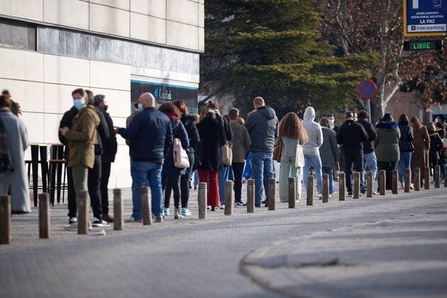 Dozens of people queue up at La Paz Hospital to run a coronavirus test that is only reserved to those showing symptoms compatible with covid-19 in Madrid, Spain, 23 December 2021. The coronavirus incidence in Spain has raised to 784 cases every 100,000 people, which has ordered face masks to be once again mandatory outdoors and in public indoor spaces until further notice. Queues at hospitals to undergo coronavirus tests !ACHTUNG: NUR REDAKTIONELLE NUTZUNG!  Copyright: xMiguelxOsesx GRAF1883 20211223-81804193ce224103d53894c1f1ec7c676d6f6c3d