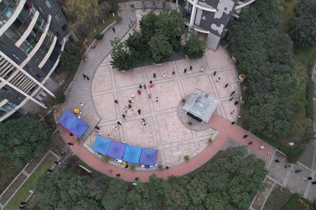 (211223) -- XI AN, Dec. 23, 2021 -- Aerial photo shows residents queuing up for nucleic acid test in Xi an, northwest China s Shaanxi Province, Dec. 23, 2021. Xi an imposed a citywide lockdown, effective Thursday, in an effort to curb the spread of the latest COVID-19 resurgence. ) CHINA-SHAANXI-XI AN-COVID-19-LOCKDOWN (CN) ShaoxRui 