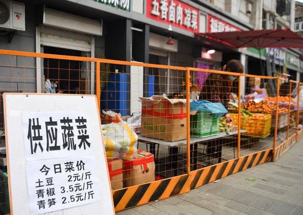 (211223) -- XI AN, Dec. 23, 2021 -- A resident selects vegetable in Xi an, northwest China s Shaanxi Province, Dec. 23, 2021. Xi an imposed a citywide lockdown, effective Thursday, in an effort to curb the spread of the latest COVID-19 resurgence. ) CHINA-SHAANXI-XI AN-COVID-19-LOCKDOWN (CN) ZhangxBowen 