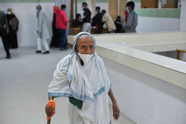 December 23, 2021: Sylhet, Bangladesh: An 80 years oldage women come to receive a Pfizer dose against Covid-19 disease at the M A G Osmani medical college & hospital vaccination center in Sylhet. Meanwhile, in Dhaka city of Bangladesh launched the COVID-19 booster shot campaign with Pfizer vaccine to scale up its efforts for containing the spread of the lethal virus. - ZUMAr143 20211223_zap_r143_003 Copyright: xMdxRafayatxHaquexKhanx