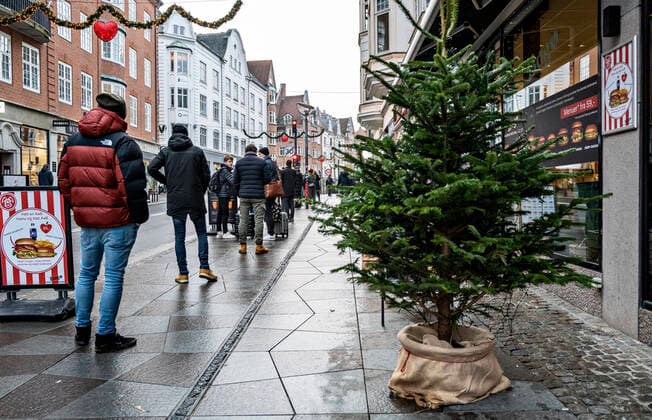 En lang koe til hurtigtest i centrum af Aalborg til teststedet ved Budolfi Kirke, torsdag den 23. december 2021.. , Aalborg Jylland Copyright: HenningxBagger HenningxBaggerx cop104 spdk20211223-134701-L