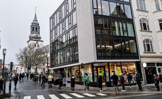 En lang koe til hurtigtest i centrum af Aalborg til teststedet ved Budolfi Kirke, torsdag den 23. december 2021.. , Aalborg Jylland Copyright: HenningxBagger HenningxBaggerx cop104 spdk20211223-134752-L
