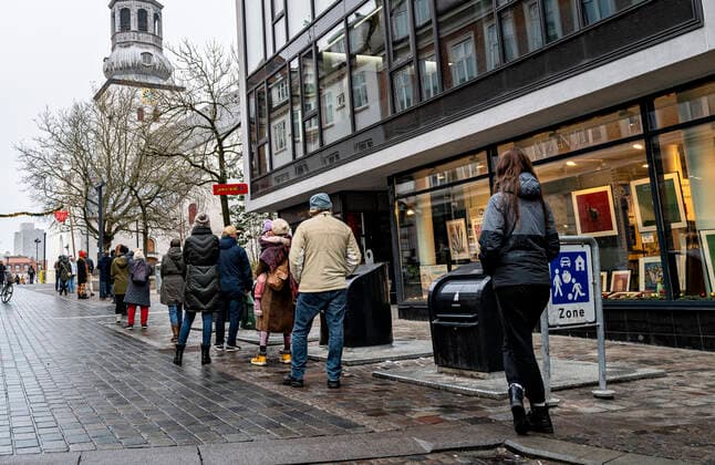 En lang koe til hurtigtest i centrum af Aalborg til teststedet ved Budolfi Kirke, torsdag den 23. december 2021.. , Aalborg Jylland Copyright: HenningxBagger HenningxBaggerx cop104 spdk20211223-134810-L