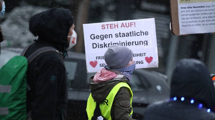 Demonstration von Kritikern der Corona-Maßnahmen und Gegnern der Impfpflicht unter dem Motto: Wir vereint . Nach einer Kundgebung an der Mundsburger Brücke in Hohenfelde setzte sich der Demonstrationszug in Richtung Uhlenhorst entlang des Einkaufszentrums Hamburger Meile in Bewegung. Mehrere Mannschaftswagen der Polizei begleiteten die Demonstranten. Es gab Gegenprotest von einigen Aktivisten der Antifa. Rund 150 Teilnehmer protestierten gegen die Corona-Maßnahmen. Hohenfelde Hamburg