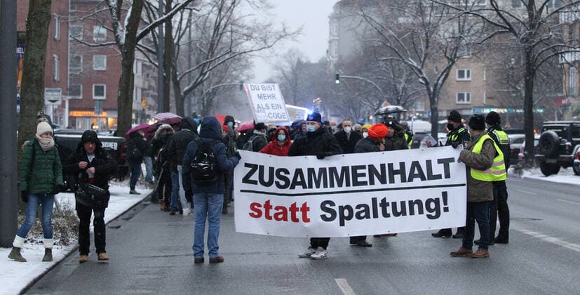 Demonstration von Kritikern der Corona-Maßnahmen und Gegnern der Impfpflicht unter dem Motto: Wir vereint . Nach einer Kundgebung an der Mundsburger Brücke in Hohenfelde setzte sich der Demonstrationszug in Richtung Uhlenhorst entlang des Einkaufszentrums Hamburger Meile in Bewegung. Mehrere Mannschaftswagen der Polizei begleiteten die Demonstranten. Es gab Gegenprotest von einigen Aktivisten der Antifa. Rund 150 Teilnehmer protestierten gegen die Corona-Maßnahmen. Uhlenhorst Hamburg