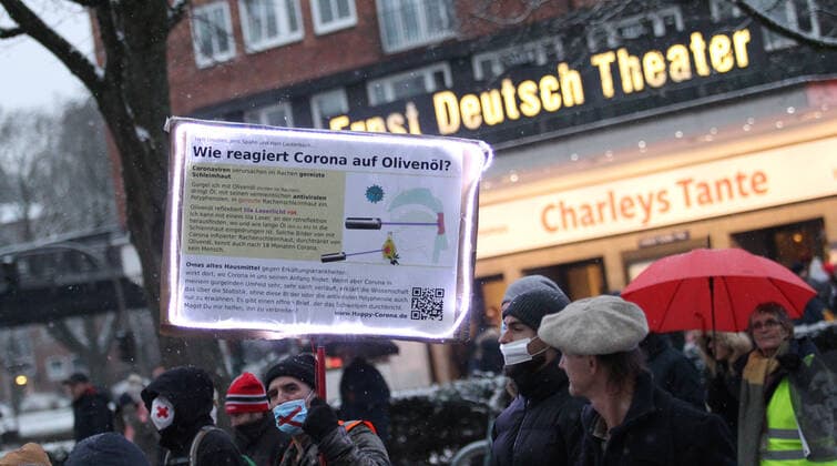 Demonstration von Kritikern der Corona-Maßnahmen und Gegnern der Impfpflicht unter dem Motto: Wir vereint . Nach einer Kundgebung an der Mundsburger Brücke in Hohenfelde setzte sich der Demonstrationszug in Richtung Uhlenhorst entlang des Einkaufszentrums Hamburger Meile in Bewegung. Mehrere Mannschaftswagen der Polizei begleiteten die Demonstranten. Es gab Gegenprotest von einigen Aktivisten der Antifa. Rund 150 Teilnehmer protestierten gegen die Corona-Maßnahmen. Uhlenhorst Hamburg