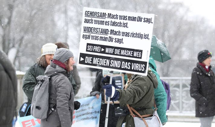 Demonstration von Kritikern der Corona-Maßnahmen und Gegnern der Impfpflicht unter dem Motto: Wir vereint . Nach einer Kundgebung an der Mundsburger Brücke in Hohenfelde setzte sich der Demonstrationszug in Richtung Uhlenhorst entlang des Einkaufszentrums Hamburger Meile in Bewegung. Mehrere Mannschaftswagen der Polizei begleiteten die Demonstranten. Es gab Gegenprotest von einigen Aktivisten der Antifa. Rund 150 Teilnehmer protestierten gegen die Corona-Maßnahmen. Hohenfelde Hamburg