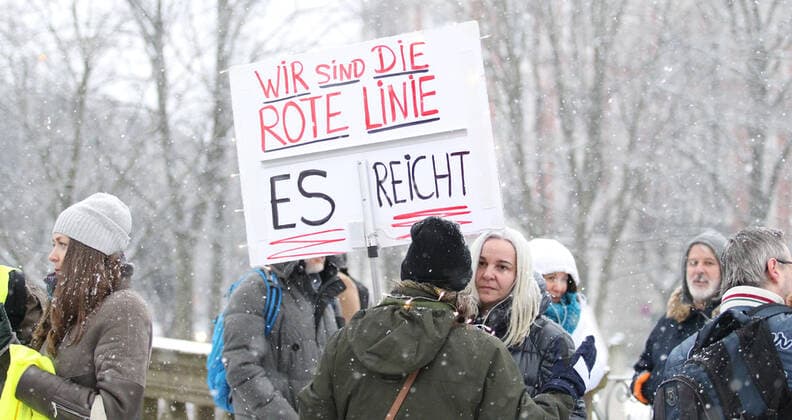 Demonstration von Kritikern der Corona-Maßnahmen und Gegnern der Impfpflicht unter dem Motto: Wir vereint . Nach einer Kundgebung an der Mundsburger Brücke in Hohenfelde setzte sich der Demonstrationszug in Richtung Uhlenhorst entlang des Einkaufszentrums Hamburger Meile in Bewegung. Mehrere Mannschaftswagen der Polizei begleiteten die Demonstranten. Es gab Gegenprotest von einigen Aktivisten der Antifa. Rund 150 Teilnehmer protestierten gegen die Corona-Maßnahmen. Hohenfelde Hamburg