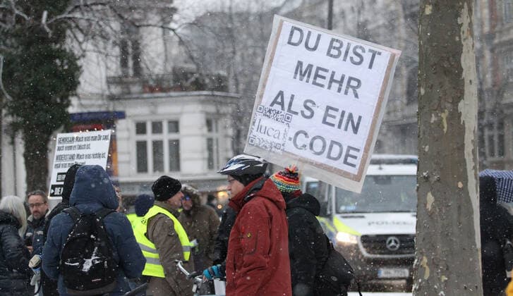 Demonstration von Kritikern der Corona-Maßnahmen und Gegnern der Impfpflicht unter dem Motto: Wir vereint . Nach einer Kundgebung an der Mundsburger Brücke in Hohenfelde setzte sich der Demonstrationszug in Richtung Uhlenhorst entlang des Einkaufszentrums Hamburger Meile in Bewegung. Mehrere Mannschaftswagen der Polizei begleiteten die Demonstranten. Es gab Gegenprotest von einigen Aktivisten der Antifa. Rund 150 Teilnehmer protestierten gegen die Corona-Maßnahmen. Hohenfelde Hamburg