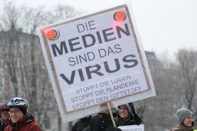Demonstration von Kritikern der Corona-Maßnahmen und Gegnern der Impfpflicht unter dem Motto: Wir vereint . Nach einer Kundgebung an der Mundsburger Brücke in Hohenfelde setzte sich der Demonstrationszug in Richtung Uhlenhorst entlang des Einkaufszentrums Hamburger Meile in Bewegung. Mehrere Mannschaftswagen der Polizei begleiteten die Demonstranten. Es gab Gegenprotest von einigen Aktivisten der Antifa. Rund 150 Teilnehmer protestierten gegen die Corona-Maßnahmen. Hohenfelde Hamburg