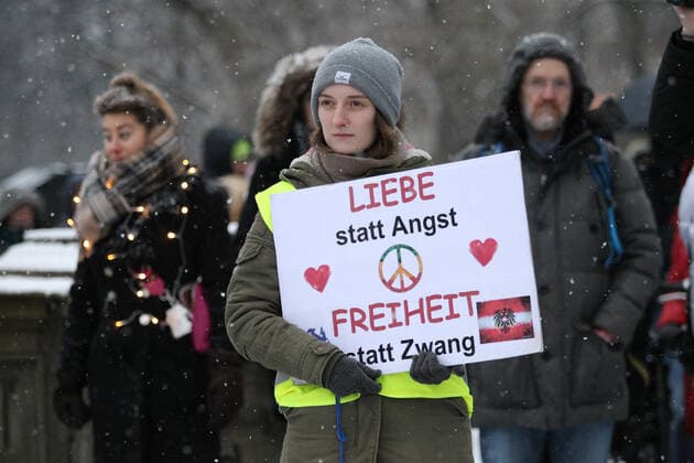 Demonstration von Kritikern der Corona-Maßnahmen und Gegnern der Impfpflicht unter dem Motto: Wir vereint . Nach einer Kundgebung an der Mundsburger Brücke in Hohenfelde setzte sich der Demonstrationszug in Richtung Uhlenhorst entlang des Einkaufszentrums Hamburger Meile in Bewegung. Mehrere Mannschaftswagen der Polizei begleiteten die Demonstranten. Es gab Gegenprotest von einigen Aktivisten der Antifa. Rund 150 Teilnehmer protestierten gegen die Corona-Maßnahmen. Hohenfelde Hamburg
