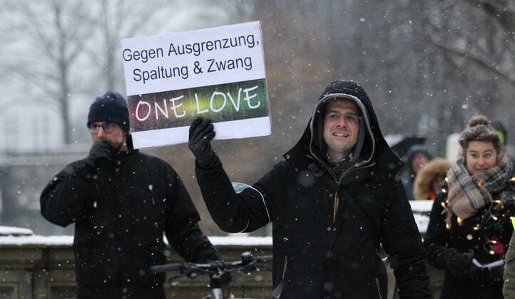 Demonstration von Kritikern der Corona-Maßnahmen und Gegnern der Impfpflicht unter dem Motto: Wir vereint . Nach einer Kundgebung an der Mundsburger Brücke in Hohenfelde setzte sich der Demonstrationszug in Richtung Uhlenhorst entlang des Einkaufszentrums Hamburger Meile in Bewegung. Mehrere Mannschaftswagen der Polizei begleiteten die Demonstranten. Es gab Gegenprotest von einigen Aktivisten der Antifa. Rund 150 Teilnehmer protestierten gegen die Corona-Maßnahmen. Hohenfelde Hamburg