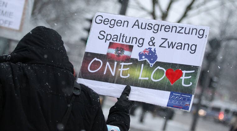 Demonstration von Kritikern der Corona-Maßnahmen und Gegnern der Impfpflicht unter dem Motto: Wir vereint . Nach einer Kundgebung an der Mundsburger Brücke in Hohenfelde setzte sich der Demonstrationszug in Richtung Uhlenhorst entlang des Einkaufszentrums Hamburger Meile in Bewegung. Mehrere Mannschaftswagen der Polizei begleiteten die Demonstranten. Es gab Gegenprotest von einigen Aktivisten der Antifa. Rund 150 Teilnehmer protestierten gegen die Corona-Maßnahmen. Hohenfelde Hamburg