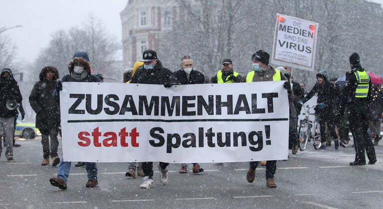 Demonstration von Kritikern der Corona-Maßnahmen und Gegnern der Impfpflicht unter dem Motto: Wir vereint . Nach einer Kundgebung an der Mundsburger Brücke in Hohenfelde setzte sich der Demonstrationszug in Richtung Uhlenhorst entlang des Einkaufszentrums Hamburger Meile in Bewegung. Mehrere Mannschaftswagen der Polizei begleiteten die Demonstranten. Es gab Gegenprotest von einigen Aktivisten der Antifa. Rund 150 Teilnehmer protestierten gegen die Corona-Maßnahmen. Hohenfelde Hamburg