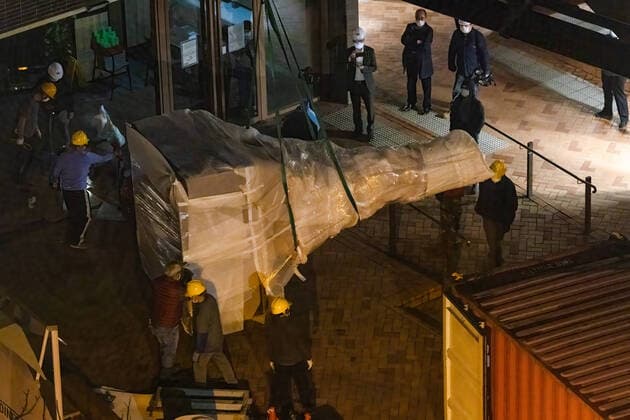 Bilder des Jahres 2021, News 12 Dezember News Themen der Woche KW51 News Bilder des Tages December 23, 2021, Hong Kong, China: The lower-half of the statue was hanged by the crane and ready to be moved inside the container for transportation..Authorities in Hong Kong tore down a public sculpture dedicated to the victims of the Tiananmen Square massacre, accelerating a campaign to erase the crackdown from public recollection and stamp out dissent in a city that until recently was one of Asia™s freest..The 26-foot-tall artwork, known as the Pillar of Shame, had stood at the University of Hong Kong for nearly a quarter-century and honored the hundreds, if not thousands, of students and others killed on June 4, 1989, when the Chinese military crushed pro-democracy protests. Hong Kong China - ZUMAs197 20211223_zaa_s197_025 Copyright: xAlexxChanx